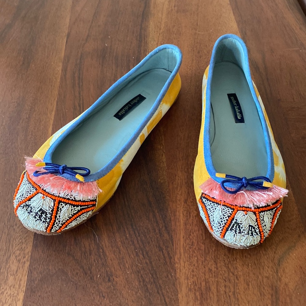 Beautiful trendy ballerina flat with timeless appeal. Size 6.
